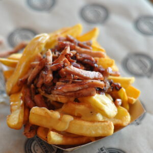 Frites sauce fromage et bacon