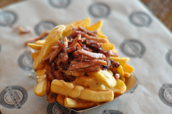 Frites sauce fromage et bacon